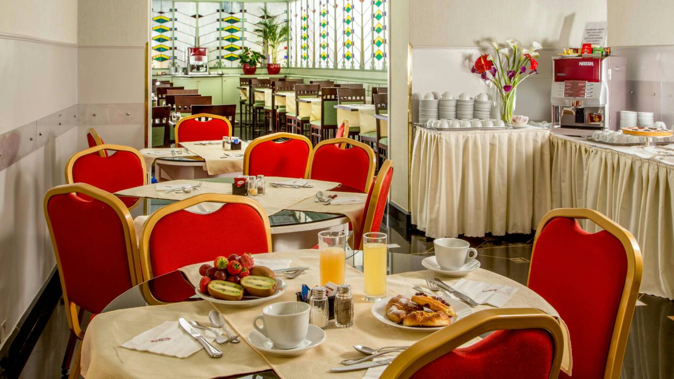 Hotel-Alexandra-Rome-breakfast-room-08